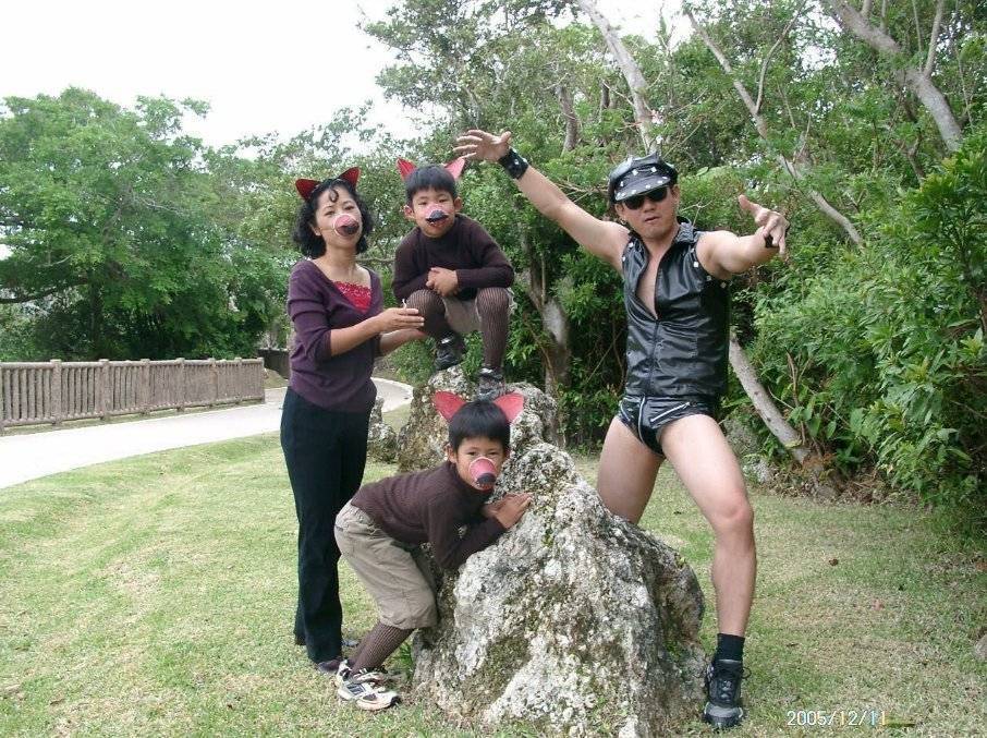 자기 집 가족사진이 이상하다는 걸 중학생이 돼서 깨달은 소년 | 인스티즈