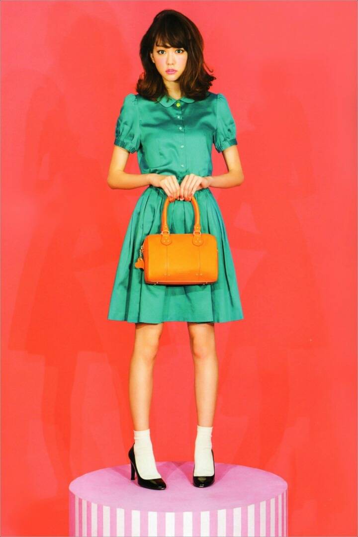 얼마나 얼굴이 작은지 감도 안잡히는 연예인 | 인스티즈