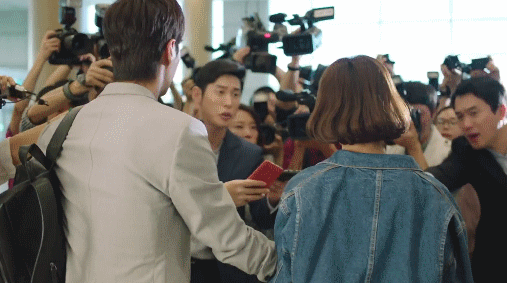  감독님의 여성 캐릭터에 대한 디테일이 느껴지는 디렉팅 장면.jpgif | 인스티즈