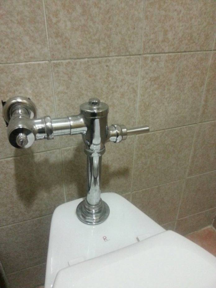 공중화장실 양변기 손잡이 손으로 내린다 vs 발로 내린다 | 인스티즈