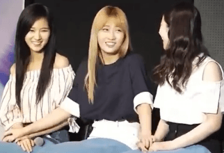 옆에서 자꾸 만져대니까 느낌이 이상했던 모모.GIF | 인스티즈