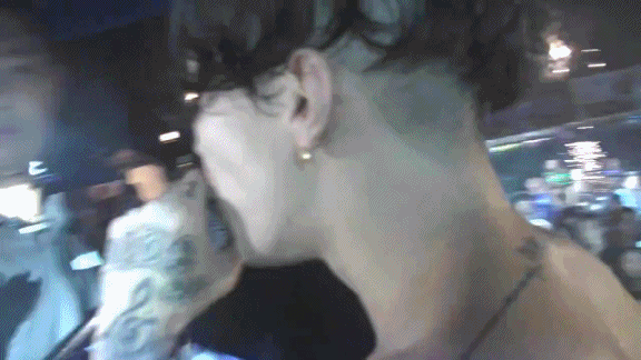  기습 뽀뽀당한or당할뻔한 아이돌들 | 인스티즈