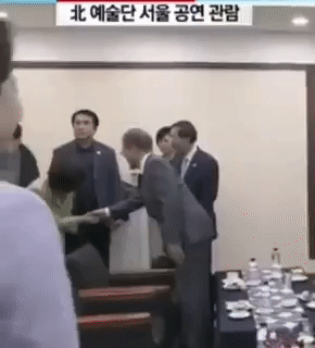 문프와 악수하는 서현.gif | 인스티즈