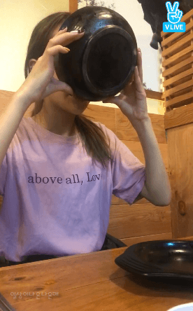 국밥집에서 혼밥하는 에이프릴 나은 | 인스티즈