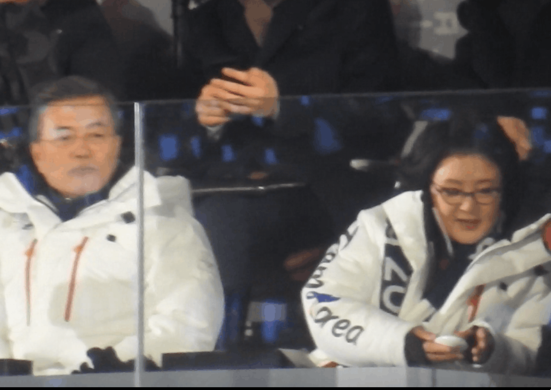 문재인 대통령의 다급한 노크 | 인스티즈