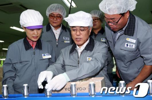 뭘 입어도 무사고 경력 30년 장기근속자 같아 보이는 문재인 | 인스티즈