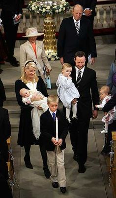 동생 세례식에 참석한 아기 공주들 | 인스티즈