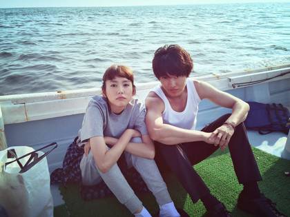 얼마나 얼굴이 작은지 감도 안잡히는 연예인 | 인스티즈