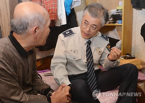 뭘 입어도 무사고 경력 30년 장기근속자 같아 보이는 문재인 | 인스티즈