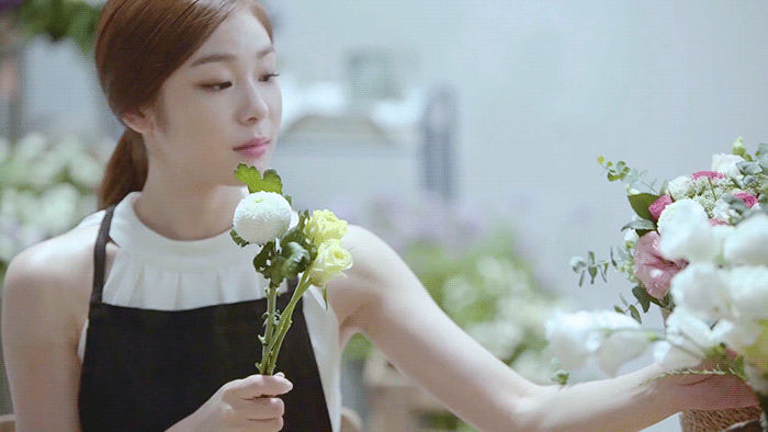 홀터넥 입고 꽃꽂이하는 연아 gif | 인스티즈