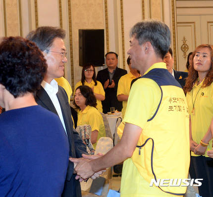 유민아빠 안아주는 달님 눈빛과 표정이 보이는 영상 | 인스티즈