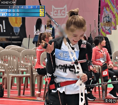 180215 아육대 양궁하는 레드벨벳 예리.gif | 인스티즈