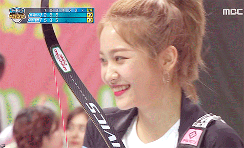 슬기가 양궁을 못하는게 너무 행복한 예리.gif | 인스티즈
