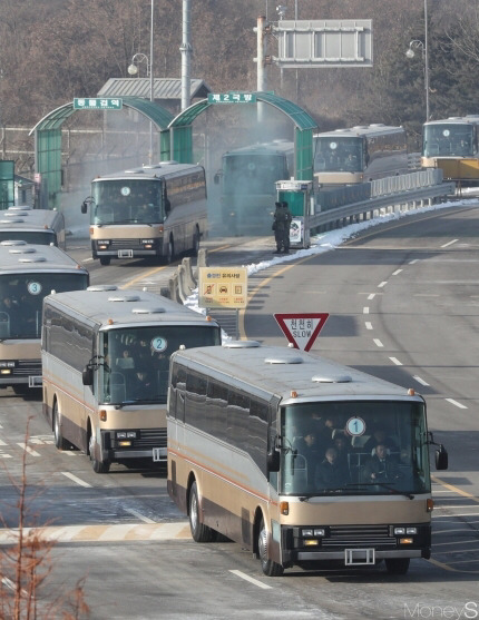 북한 응원단이 타고 온 버스 | 인스티즈