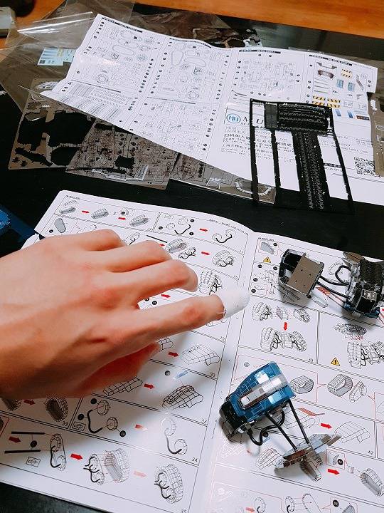 메탈퍼즐 시즈탱크 만드는 와고인.jpg | 인스티즈