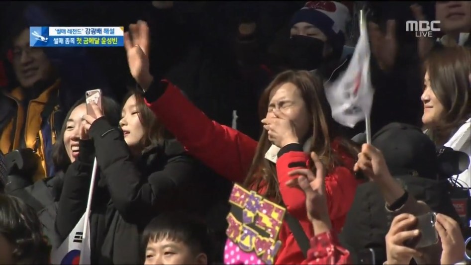 윤성빈 어머니 뒤에 익듁한 빵크템플러 | 인스티즈