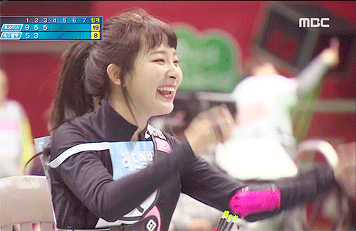 슬기가 양궁을 못하는게 너무 행복한 예리.gif | 인스티즈