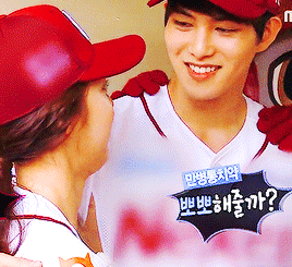 우결 안보는 사람이 보면 놀라는 스킨십이 제일 많았던 세커플.gif | 인스티즈