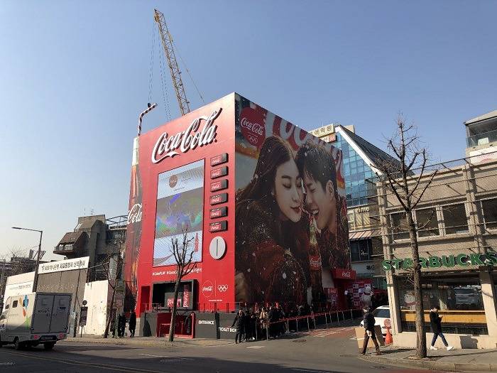 SNS에서 난리난 홍대 '코카-콜라 자이언트 자판기' | 인스티즈