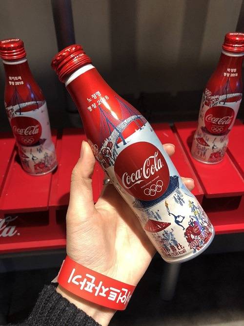 SNS에서 난리난 홍대 '코카-콜라 자이언트 자판기' | 인스티즈