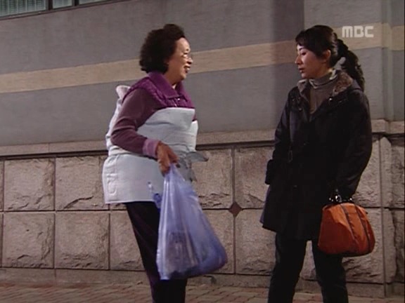 [거침없이하이킥] 가사도우미한테 미안해서 일을 못시키는 문희ㅠㅠ.jpg | 인스티즈