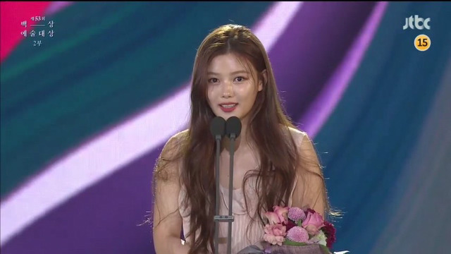 수상소감하는데 앵글에 같이 걸리니까 옆으로 슬금슬금 이동하는 윤아,도경수,박보검 | 인스티즈