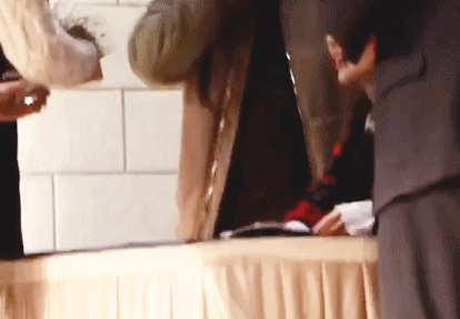 오늘자 태연 다시 만난 덜덜 떠는 팬.gif | 인스티즈