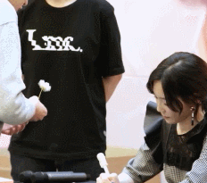 오늘자 태연 다시 만난 덜덜 떠는 팬.gif | 인스티즈