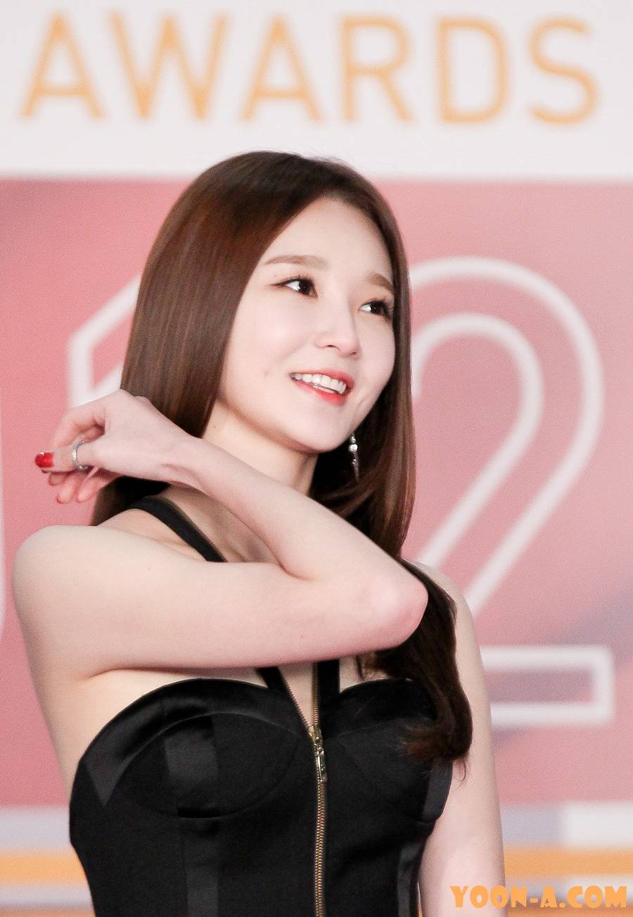 지퍼 하나에 의지한 강민경 | 인스티즈