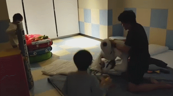 삼둥이와 매우 다정하게 놀아주는 송일국씨.gif | 인스티즈