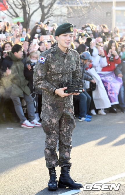 오늘자 전역한 김재중ㄷㄷㄷ | 인스티즈