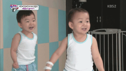 삼둥이와 매우 다정하게 놀아주는 송일국씨.gif | 인스티즈