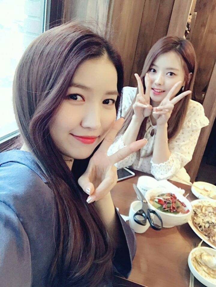 밥먹고있는 여자친구 리더 소원과 프리스틴 리더 나영 | 인스티즈