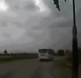 눈앞에서 떨어지는 비행기 추락사고.gif | 인스티즈