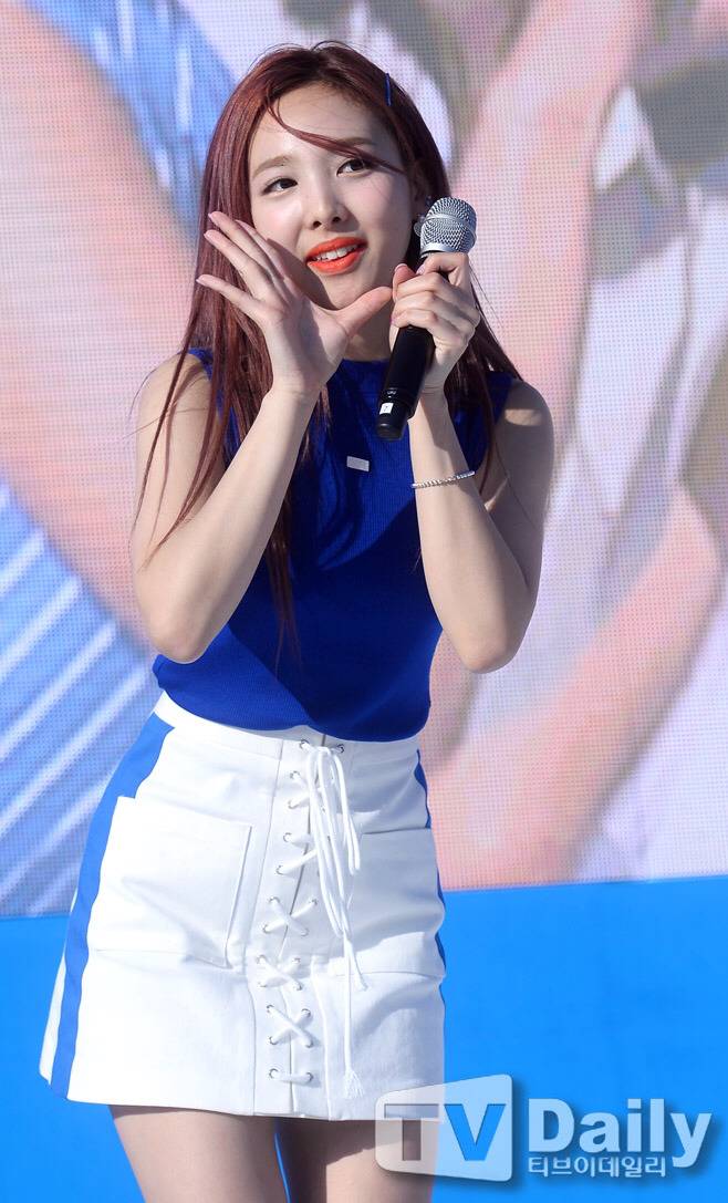 포카리 스웨트로 트둥이🌺꽃 9송이 개화시키는 나연이🐰 | 인스티즈