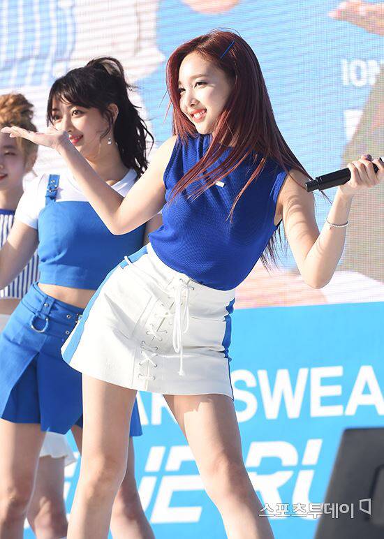 포카리 스웨트로 트둥이🌺꽃 9송이 개화시키는 나연이🐰 | 인스티즈