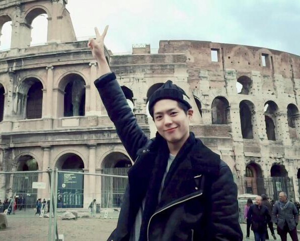 승무원한테 먹을거 받고 다니는 박보검 ㄷㄷ.jpg | 인스티즈