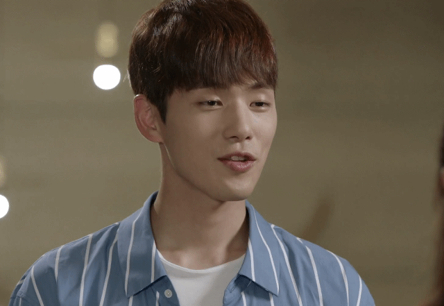 [학교2017] 짝사랑녀 보고싶어서 치킨 3번이나 시키는 돈많은 고딩.jpgif | 인스티즈