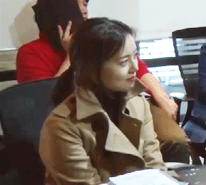 대본 리딩하는 문채원.gif | 인스티즈