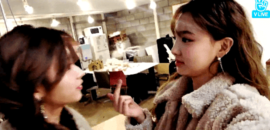 포카리 스웨트로 트둥이🌺꽃 9송이 개화시키는 나연이🐰 | 인스티즈