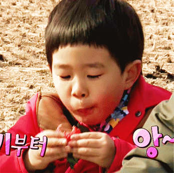 [아빠어디가] 민율이 귀여운 손.jpggif | 인스티즈