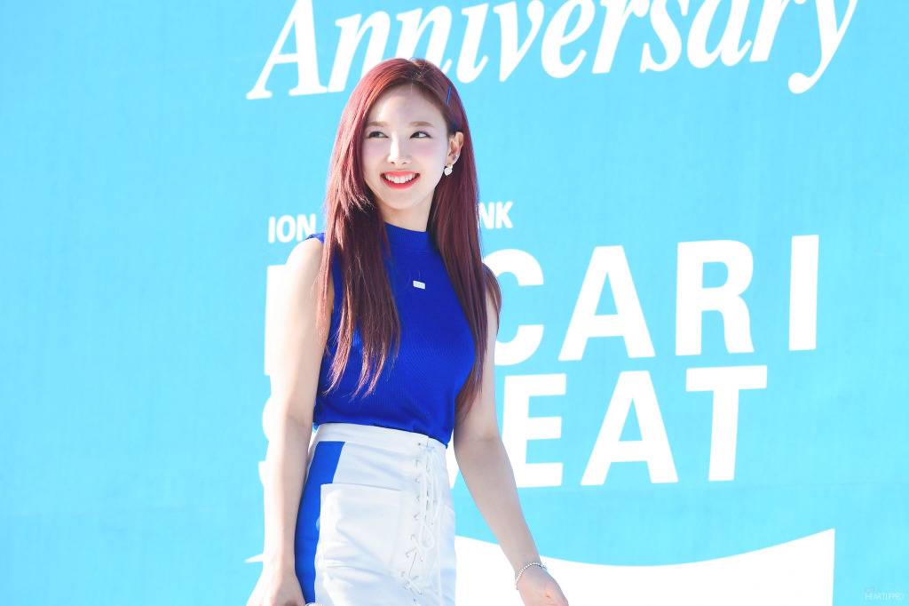 포카리 스웨트로 트둥이🌺꽃 9송이 개화시키는 나연이🐰 | 인스티즈