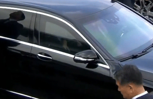 김경수 의원 차 안에서 넥타이 푸는 장면.gif | 인스티즈