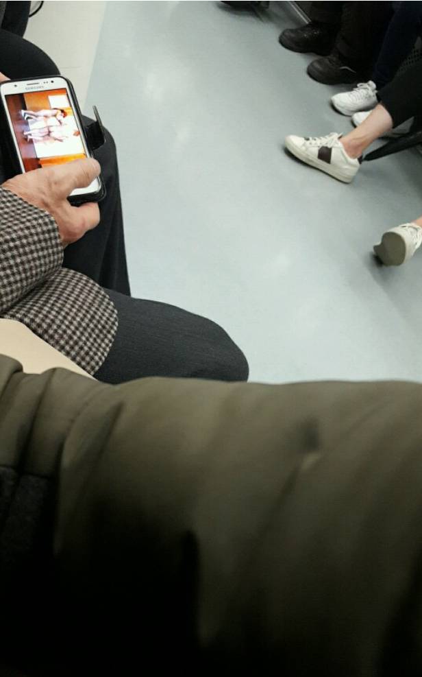 지하철에서 대놓고 야동보는 할배 | 인스티즈