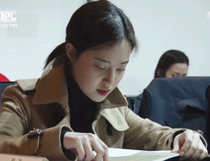 대본 리딩하는 문채원.gif | 인스티즈