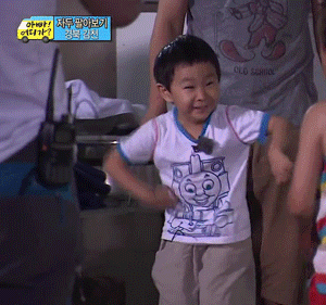 [아빠어디가] 민율이 귀여운 손.jpggif | 인스티즈