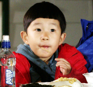 [아빠어디가] 민율이 귀여운 손.jpggif | 인스티즈