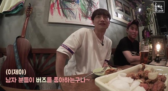 버즈 노래 모른다는 말에 충격 받은 인디가수 (feat. 윤딴딴) | 인스티즈