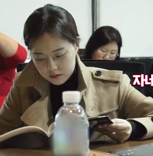 대본 리딩하는 문채원.gif | 인스티즈