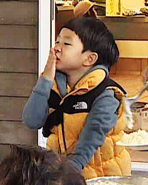 [아빠어디가] 민율이 귀여운 손.jpggif | 인스티즈